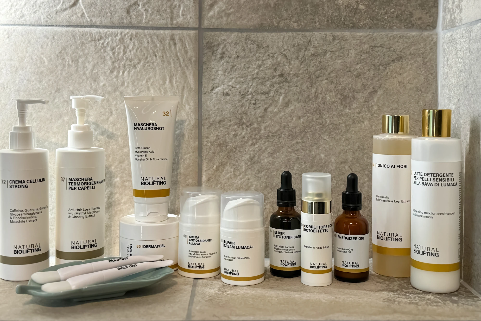 Verschiedene Naturkosmetikprodukte der Marke Natural Biolifting, darunter Cremes, Seren und Toner